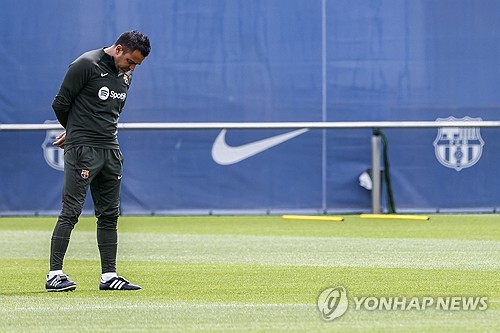 스페인 매체 아스가 28일(한국시간) 바르셀로나로부터 경질된 사비 감독과 그츼 사단 8명의 위약금이 단돈 300만유로(약 44억원)에 불과했다고 전했다. 사비는 자진 사퇴 의사를 밝혔다가 구단의 만류로 잔류를 선택했다. 하지만 구단이 다시 사비의 인터뷰에 분노하면서 경질을 결정했다. 연합뉴스