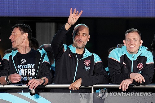 영국 매체 미러는 잉글랜드 대표팀 정식 감독을 찾고 있는 잉글랜드축구협회(FA)가 맨체스터 시티 사령탑 펩 과르디올라 감독을 주시하고 있다고 보도했다. 자타 공인 세계 최고의 명장 과르디올라 감독은 2024-25시즌을 끝으로 구단과의 계약이 만료되기에 잉글랜드 대표팀의 관심은 맨시티를 불안하게 만들었다. 연합뉴스