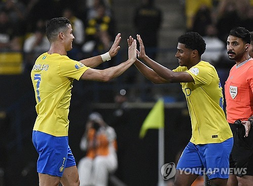 사우디아라비아 프로축구 리그에서 뛰고 있는 크리스티아누 호날두가 또다시 새로운 기록을 작성했다. 호날두는 28일(한국시간) 열린 알이티하드와의 2023-24시즌 사우디아라비아 프로리그 34라운드 최종전에서 멀티골을 몰아치며 소속팀 알나스르의 4-2 대승을 이끌었다. 최종 35골로 시즌을 마친 호날두는 알렉산다르 미트로비치(27골)를 제치고 득점왕에 등극했다. 이로써 호날두는 네 개 리그에서 득점왕을 차지한 최초의 선수가 됐다. 사진 연합뉴스