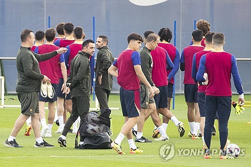 스페인 매체 아스가 28일(한국시간) 바르셀로나로부터 경질된 사비 감독과 그츼 사단 8명의 위약금이 단돈 300만유로(약 44억원)에 불과했다고 전했다. 사비는 자진 사퇴 의사를 밝혔다가 구단의 만류로 잔류를 선택했다. 하지만 구단이 다시 사비의 인터뷰에 분노하면서 경질을 결정했다. 연합뉴스