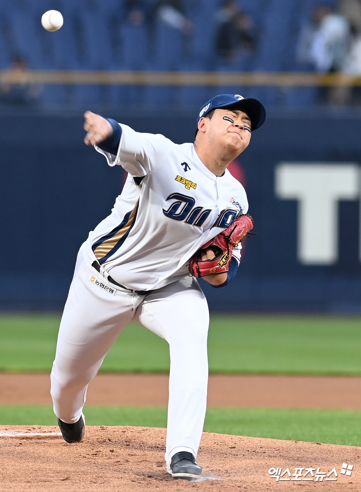 신민혁은 28일 창원 NC파크에서 열린 '2024 신한 SOL Bank KBO 리그' KIA 타이거즈와 주중 3연전 첫 번째 맞대결에서 선발 등판. 2이닝 6실점으로 부진해 시즌 4패(4승)를 기록했다. 엑스포츠뉴스 DB