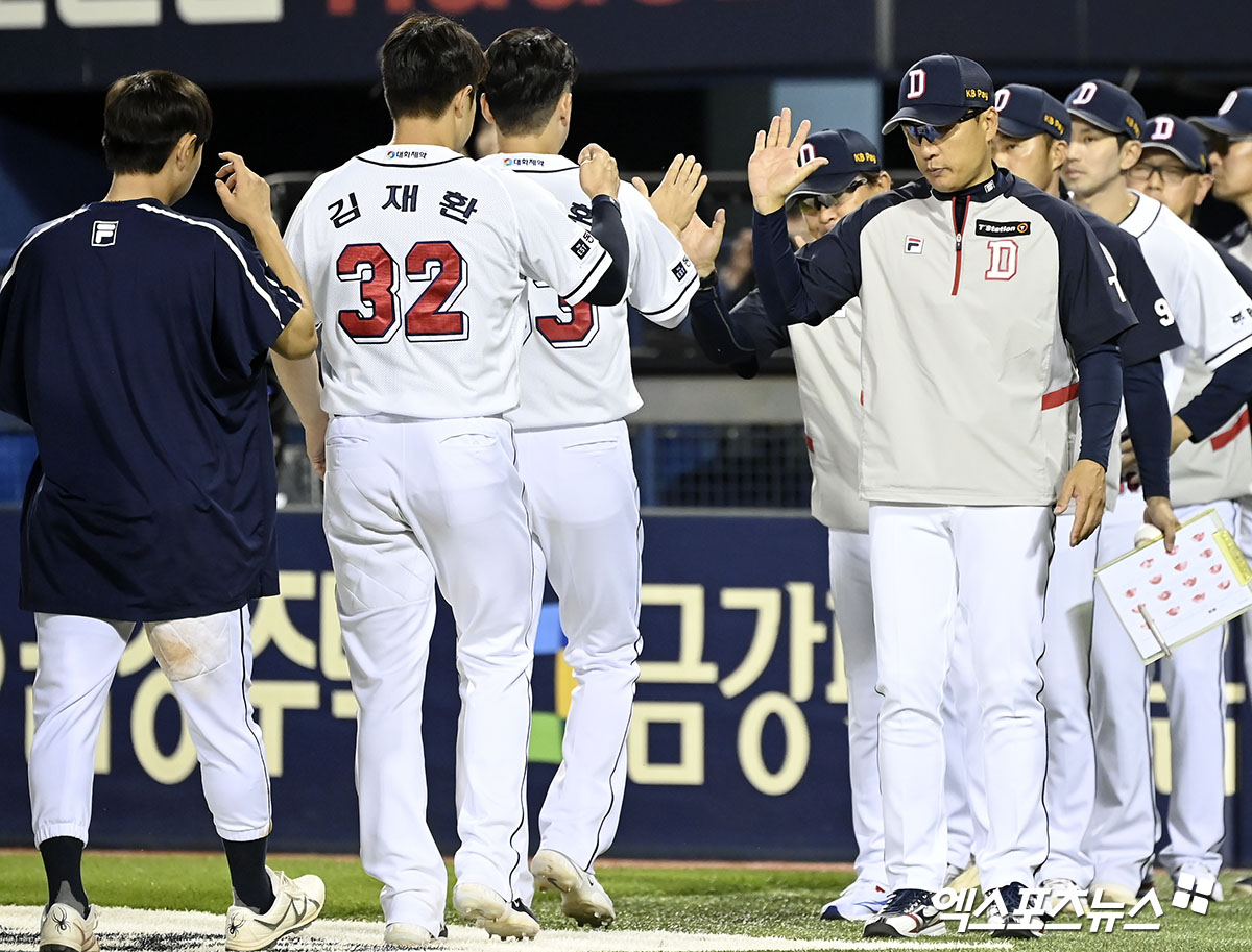 두산 베어스 이승엽 감독이 29일 KT 위즈전서 승리한 뒤 선수들과 하이파이브하고 있다. 잠실, 김한준 기자