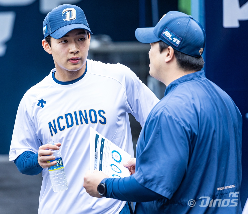 김휘집은 30일 창원 NC파크에서 열릴 '2024 신한 SOL Bank KBO 리그' KIA 타이거즈와 주중 3연전 마지막 경기를 앞두고 트레이드로 키움을 떠나 NC로 이적. 곧바로 9번타자 유격수로 선발 출전한다. NC 다이노스