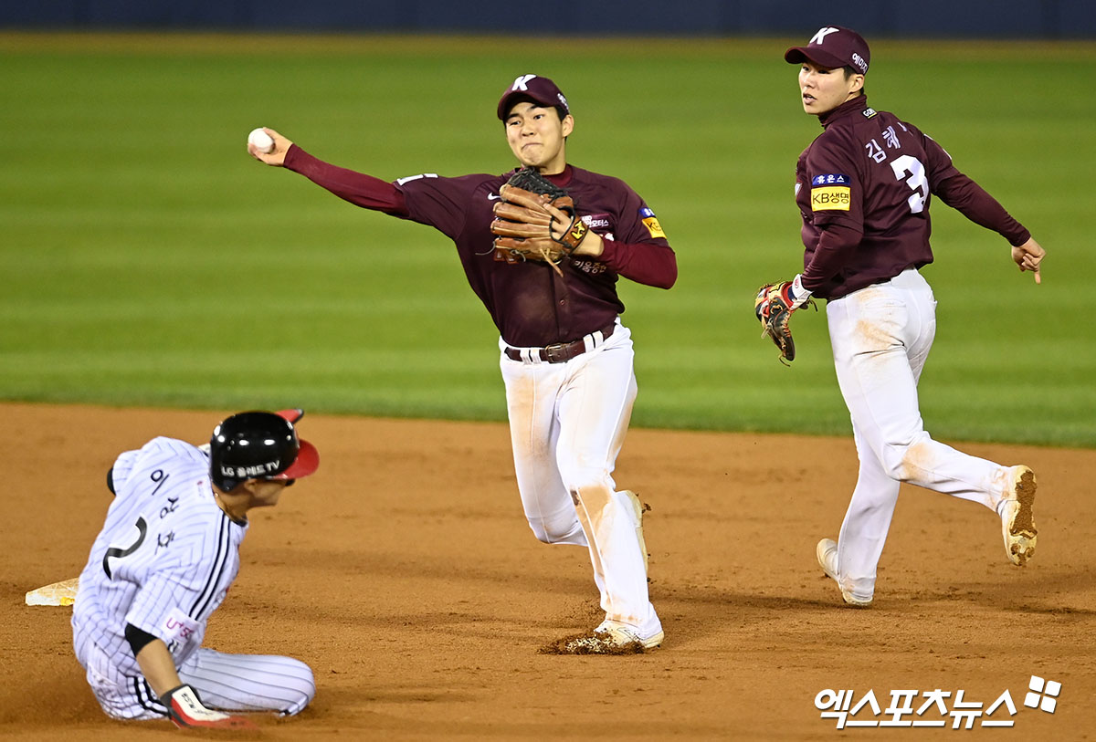 서울 송파구 잠실야구장에서 열린 2022 신한은행 SOL KBO 포스트시즌 키움 히어로즈와 LG 트윈스의 플레이오프 2차전 경기, 키움이 16안타를 몰아치며 LG에 7-6으로 승리했다. 9회초 1사 1루 키움 김휘집이 LG 문보경의 내야땅볼때 이상호를 포스아웃 시킨 후 1루로 송구하고 있다. 엑스포츠뉴스DB