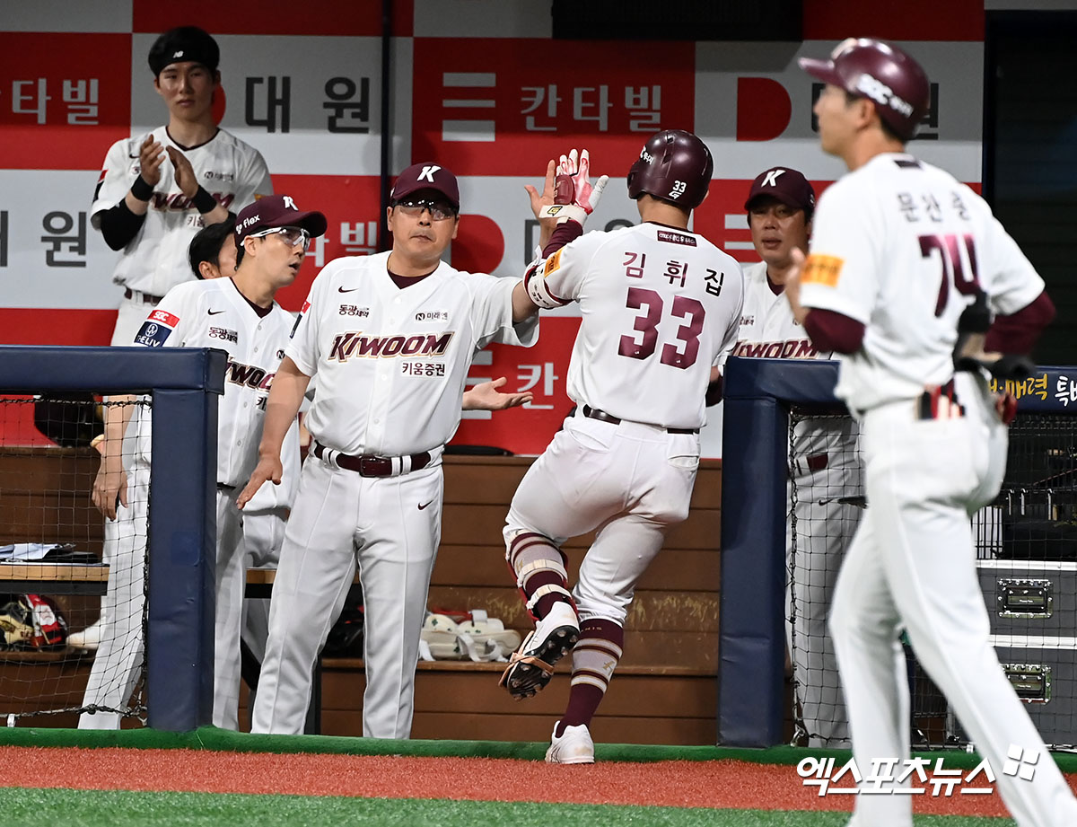 7일 오후 서울 구로구 고척스카이돔에서 열린 2024 신한 SOL Bank KBO리그 두산 베어스와 키움 히어로즈의 경기, 7회말 키움 김휘집이 솔로 홈런을 날린 후 홍원기 감독과 하이파이브를 하고 있다. 엑스포츠뉴스DB