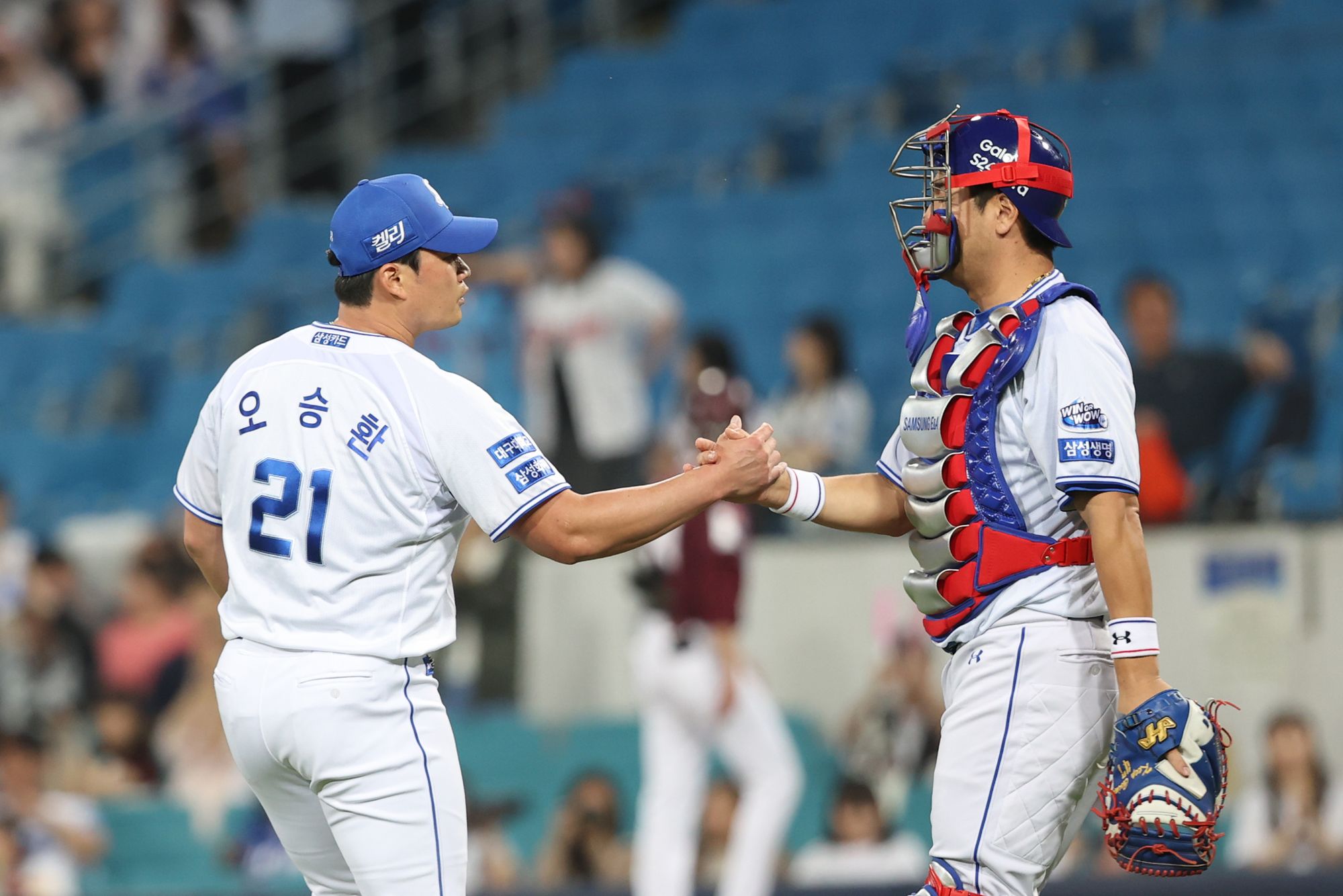 30일 대구삼성라이온즈파크에서 열린 2024 신한 SOL Bank KBO리그 키움 히어로즈와 삼성 라이온즈의 경기, 삼성 오승환이 승리 후 포수 강민호와 세리머니를 하고 있다. 삼성 라이온즈