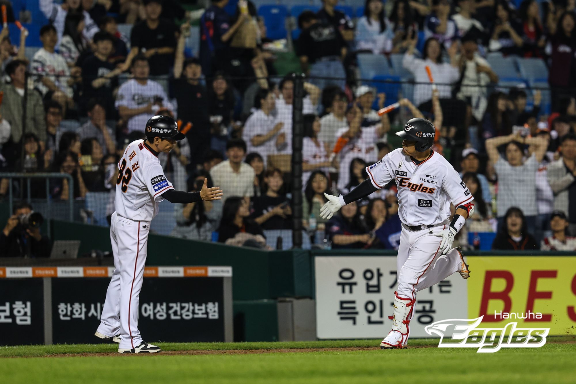 30일 대전 한화생명이글스파크에서 열린 2024 신한 SOL Bank KBO리그 롯데 자이언츠와 한화 이글스의 경기, 한화 김강민이 홈런을 날린 후 베이스를 돌고 있다. 한화 이글스