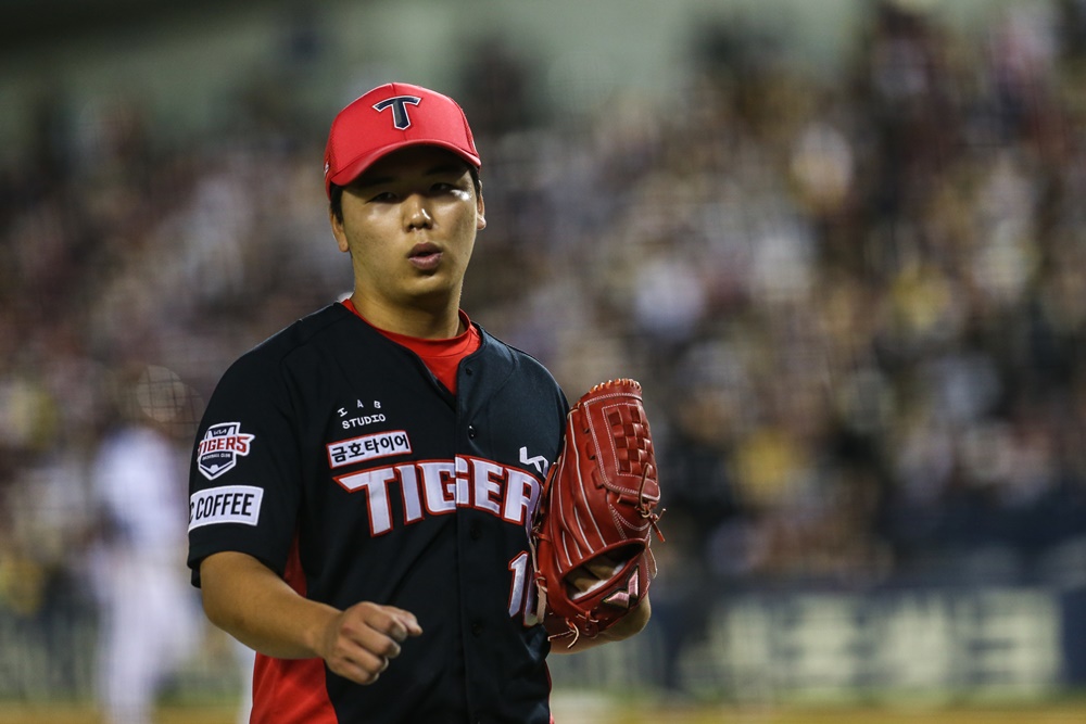 황동하는 30일 창원 NC파크에서 열린 '2024 신한 SOL Bank KBO 리그' NC 다이노스와 주중 3연전 마지막 경기에서 선발 등판. 6이닝 2실점 호투로 시즌 2승을 챙겼다. KIA 타이거즈