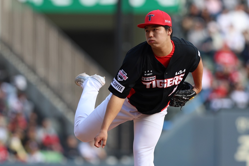 황동하는 30일 창원 NC파크에서 열린 '2024 신한 SOL Bank KBO 리그' NC 다이노스와 주중 3연전 마지막 경기에서 선발 등판. 6이닝 2실점 호투로 시즌 2승을 챙겼다. KIA 타이거즈