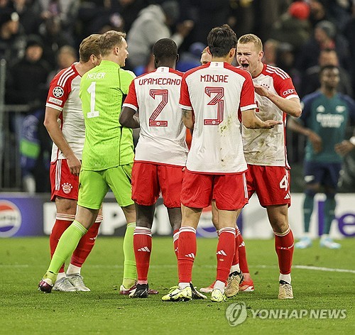 프랑스 언론 르퀴프가 30일(한국시간) 어려운 시즌을 보낸 우파메카노가 이번 여름 뮌헨을 떠날 수 있으며 프리미어리그의 관심을 받고 있다고 전했다. 우파메카노는 올 시즌 뮌헨에서 가장 어려운 시간을 보내며 주전 경쟁에서 밀렸다. 연합뉴스