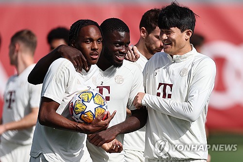 프랑스 언론 르퀴프가 30일(한국시간) 어려운 시즌을 보낸 우파메카노가 이번 여름 뮌헨을 떠날 수 있으며 프리미어리그의 관심을 받고 있다고 전했다. 우파메카노는 올 시즌 뮌헨에서 가장 어려운 시간을 보내며 주전 경쟁에서 밀렸다. 연합뉴스