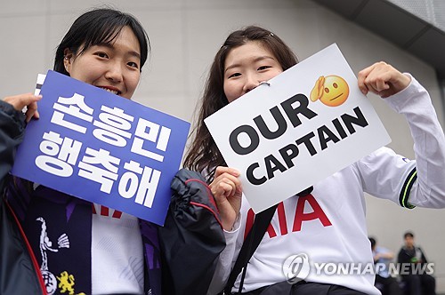 영국 언론 풋볼런던이 31일(한국시간) 토트넘 선수단과 안지 포스테코글루 감독의 2023-2024시즌 전체 평점을 매겨 발표했다.   이번 시즌부터 팀의 주장으로 활약한 손흥민은 8점을 받으며 중상위권 점수를 받았다. 1882년에 창단된 토트넘 141년 역사 속에서 비유럽 선수가 팀 주장을 맡은 건 손흥민이 처음이다. 그뿐만 아니라 유럽 대륙을 벗어난 국적 선수로는 첫 주장이다. 다만 시즌 중간 열린 2023 AFC 카타르 아시안컵으로 인해 득점 페이스가 흔들렸고 체력적으로 심리적으로 지친 시즌을 보냈다. 풋볼런던은 손흥민에게 평점 8점을 부여했다. 연합뉴스