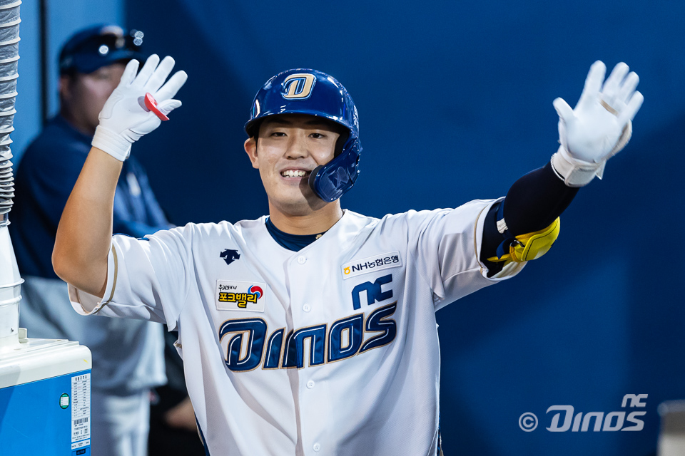 박한결은 29일 창원 NC파크에서 열린 '2024 신한 SOL Bank KBO 리그' KIA 타이거즈와 주중 3연전 두 번째 경기에서 3번타자 좌익수로 선발 출전. 3타수 1안타 1홈런 1타점을 기록했다. 최근 6경기에서 홈런 4개를 터트리며 펀치력을 과시하는 중이다. NC 다이노스