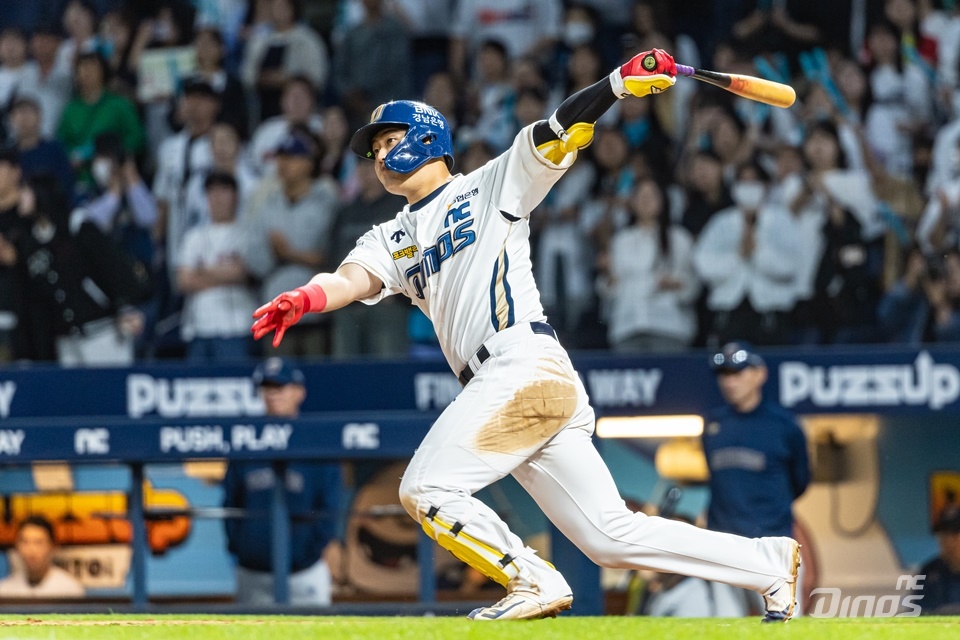 박한결은 29일 창원 NC파크에서 열린 '2024 신한 SOL Bank KBO 리그' KIA 타이거즈와 주중 3연전 두 번째 경기에서 3번타자 좌익수로 선발 출전. 3타수 1안타 1홈런 1타점을 기록했다. 최근 6경기에서 홈런 4개를 터트리며 펀치력을 과시하는 중이다. NC 다이노스