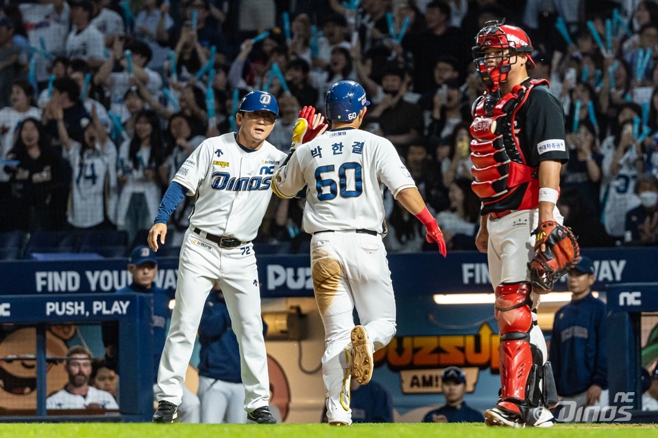 박한결은 29일 창원 NC파크에서 열린 '2024 신한 SOL Bank KBO 리그' KIA 타이거즈와 주중 3연전 두 번째 경기에서 3번타자 좌익수로 선발 출전. 3타수 1안타 1홈런 1타점을 기록했다. 최근 6경기에서 홈런 4개를 터트리며 펀치력을 과시하는 중이다. NC 다이노스