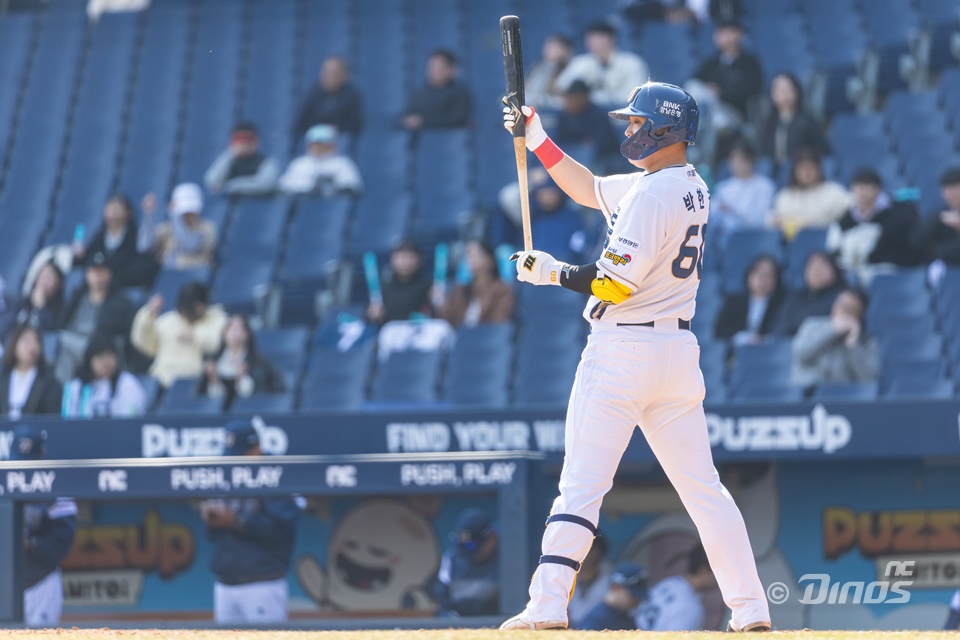 박한결은 29일 창원 NC파크에서 열린 '2024 신한 SOL Bank KBO 리그' KIA 타이거즈와 주중 3연전 두 번째 경기에서 3번타자 좌익수로 선발 출전. 3타수 1안타 1홈런 1타점을 기록했다. 최근 6경기에서 홈런 4개를 터트리며 펀치력을 과시하는 중이다. NC 다이노스