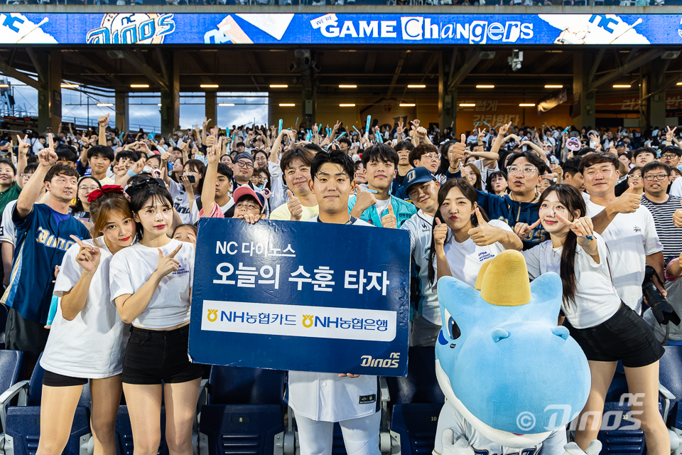 박한결은 29일 창원 NC파크에서 열린 '2024 신한 SOL Bank KBO 리그' KIA 타이거즈와 주중 3연전 두 번째 경기에서 3번타자 좌익수로 선발 출전. 3타수 1안타 1홈런 1타점을 기록했다. 최근 6경기에서 홈런 4개를 터트리며 펀치력을 과시하는 중이다. NC 다이노스