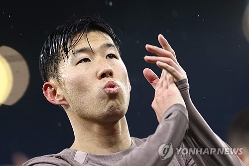 토트넘 공격수 손흥민이 축구통계매체에서 낸 2023-2024시즌 유럽 5대 빅리그 총 기대어시스트(xAG) 값에서 브루누 페르난데스, 모하메드 살라와 함께 공등 1위를 차지한 것으로 드러났다.  이런 가운데 토트넘이 손흥민과 장기계약을 맺기 보다는 기존 계약에 달려 있는 1년 연장 옵션을 활성화해야 한다는 주장이 나왔다. 글로벌 스포츠 미디어 디 애슬래틱은 다음 시즌 토트넘 선수들을 평가하면서 토트넘이 손흥민 계약 연장 옵션을 활성화할 것이라고 보도했다. 앞서 여러 매체들도 손흥민의 나이나, 재계약 협상 장기화 가능성의 이유를 들어 토트넘의 옵션 활성화에 무게를 둔 적이 있다. 연합뉴스