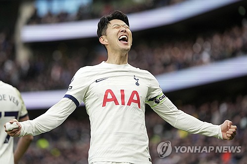 토트넘 공격수 손흥민이 축구통계매체에서 낸 2023-2024시즌 유럽 5대 빅리그 총 기대어시스트(xAG) 값에서 브루누 페르난데스, 모하메드 살라와 함께 공등 1위를 차지한 것으로 드러났다.  이런 가운데 토트넘이 손흥민과 장기계약을 맺기 보다는 기존 계약에 달려 있는 1년 연장 옵션을 활성화해야 한다는 주장이 나왔다. 글로벌 스포츠 미디어 디 애슬래틱은 다음 시즌 토트넘 선수들을 평가하면서 토트넘이 손흥민 계약 연장 옵션을 활성화할 것이라고 보도했다. 앞서 여러 매체들도 손흥민의 나이나, 재계약 협상 장기화 가능성의 이유를 들어 토트넘의 옵션 활성화에 무게를 둔 적이 있다. 연합뉴스