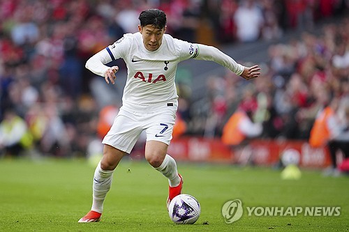 토트넘 공격수 손흥민이 축구통계매체에서 낸 2023-2024시즌 유럽 5대 빅리그 총 기대어시스트(xAG) 값에서 브루누 페르난데스, 모하메드 살라와 함께 공등 1위를 차지한 것으로 드러났다.  이런 가운데 토트넘이 손흥민과 장기계약을 맺기 보다는 기존 계약에 달려 있는 1년 연장 옵션을 활성화해야 한다는 주장이 나왔다. 글로벌 스포츠 미디어 디 애슬래틱은 다음 시즌 토트넘 선수들을 평가하면서 토트넘이 손흥민 계약 연장 옵션을 활성화할 것이라고 보도했다. 앞서 여러 매체들도 손흥민의 나이나, 재계약 협상 장기화 가능성의 이유를 들어 토트넘의 옵션 활성화에 무게를 둔 적이 있다. 연합뉴스