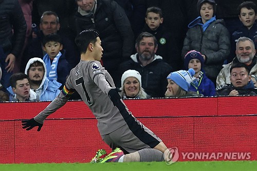 토트넘 공격수 손흥민이 축구통계매체에서 낸 2023-2024시즌 유럽 5대 빅리그 총 기대어시스트(xAG) 값에서 브루누 페르난데스, 모하메드 살라와 함께 공등 1위를 차지한 것으로 드러났다.  이런 가운데 토트넘이 손흥민과 장기계약을 맺기 보다는 기존 계약에 달려 있는 1년 연장 옵션을 활성화해야 한다는 주장이 나왔다. 글로벌 스포츠 미디어 디 애슬래틱은 다음 시즌 토트넘 선수들을 평가하면서 토트넘이 손흥민 계약 연장 옵션을 활성화할 것이라고 보도했다. 앞서 여러 매체들도 손흥민의 나이나, 재계약 협상 장기화 가능성의 이유를 들어 토트넘의 옵션 활성화에 무게를 둔 적이 있다. 연합뉴스