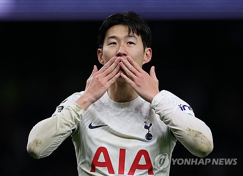 토트넘 공격수 손흥민이 축구통계매체에서 낸 2023-2024시즌 유럽 5대 빅리그 총 기대어시스트(xAG) 값에서 브루누 페르난데스, 모하메드 살라와 함께 공등 1위를 차지한 것으로 드러났다.  이런 가운데 토트넘이 손흥민과 장기계약을 맺기 보다는 기존 계약에 달려 있는 1년 연장 옵션을 활성화해야 한다는 주장이 나왔다. 글로벌 스포츠 미디어 디 애슬래틱은 다음 시즌 토트넘 선수들을 평가하면서 토트넘이 손흥민 계약 연장 옵션을 활성화할 것이라고 보도했다. 앞서 여러 매체들도 손흥민의 나이나, 재계약 협상 장기화 가능성의 이유를 들어 토트넘의 옵션 활성화에 무게를 둔 적이 있다. 연합뉴스