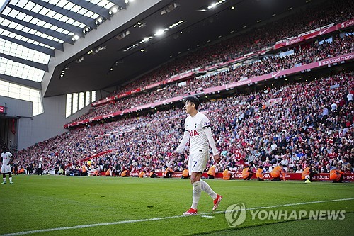 토트넘 공격수 손흥민이 축구통계매체에서 낸 2023-2024시즌 유럽 5대 빅리그 총 기대어시스트(xAG) 값에서 브루누 페르난데스, 모하메드 살라와 함께 공등 1위를 차지한 것으로 드러났다.  이런 가운데 토트넘이 손흥민과 장기계약을 맺기 보다는 기존 계약에 달려 있는 1년 연장 옵션을 활성화해야 한다는 주장이 나왔다. 글로벌 스포츠 미디어 디 애슬래틱은 다음 시즌 토트넘 선수들을 평가하면서 토트넘이 손흥민 계약 연장 옵션을 활성화할 것이라고 보도했다. 앞서 여러 매체들도 손흥민의 나이나, 재계약 협상 장기화 가능성의 이유를 들어 토트넘의 옵션 활성화에 무게를 둔 적이 있다. 연합뉴스