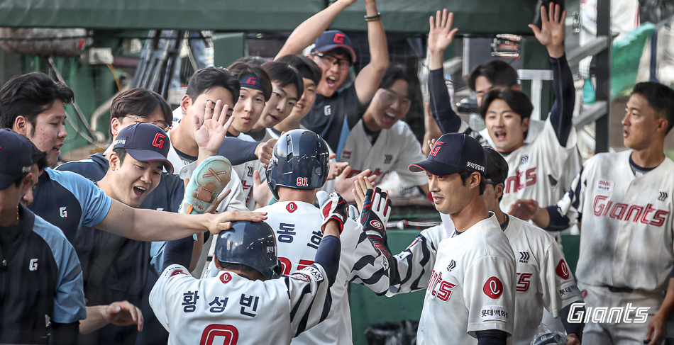 롯데는 31일 사직구장에서 열린 '2024 신한 SOL Bank KBO 리그' NC와 주말 3연전 첫 맞대결에서 13-5로 대승을 챙겼다. 롯데 자이언츠