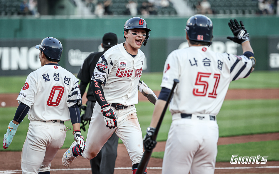 롯데는 31일 사직구장에서 열린 '2024 신한 SOL Bank KBO 리그' NC와 주말 3연전 첫 맞대결에서 13-5로 대승을 챙겼다. 롯데 자이언츠