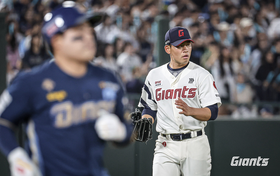 김진욱은 31일 사직구장에서 열린 '2024 신한 SOL Bank KBO 리그' NC와 주말 3연전 첫 맞대결에서 선발 등판. 5이닝 1실점으로 시즌 첫승을 챙겼다. 롯데 자이언츠