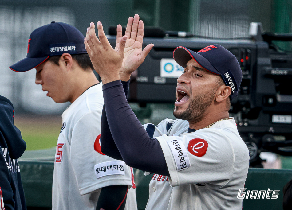 레이예스는 31일 사직구장에서 열린 '2024 신한 SOL Bank KBO 리그' NC와 주말 3연전 첫 맞대결에서 4번타자 좌익수로 선발 출전. 1회말 결승타를 쳐 팀 승리에 힘을 보탰다. 이날 레이예스는 5타점 경기를 펼쳤다. 롯데 자이언츠