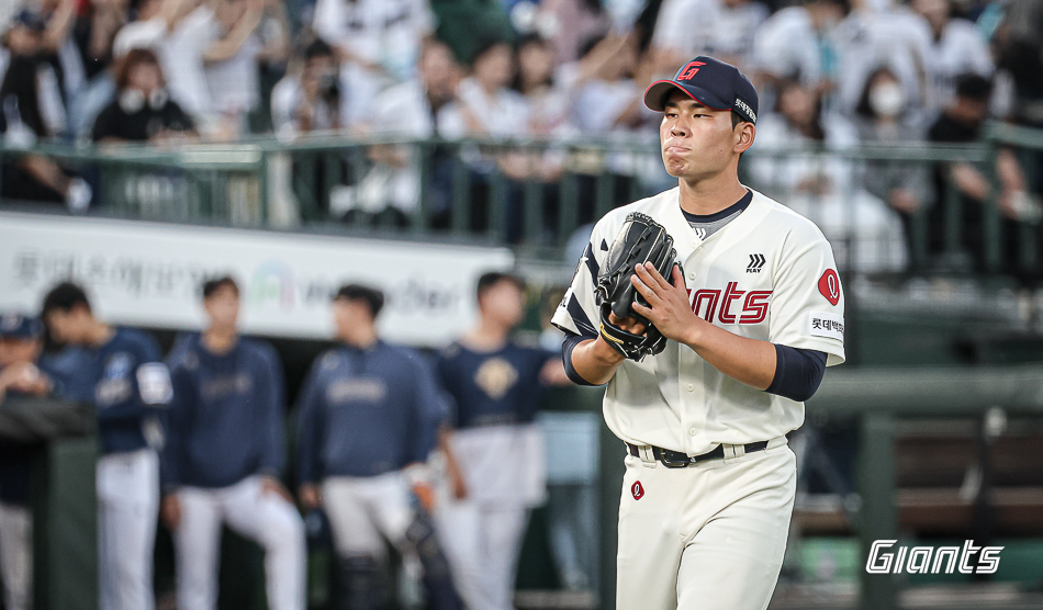 김진욱은 31일 사직구장에서 열린 '2024 신한 SOL Bank KBO 리그' NC와 주말 3연전 첫 맞대결에서 선발 등판. 5이닝 1실점으로 시즌 첫승을 챙겼다. 롯데 자이언츠