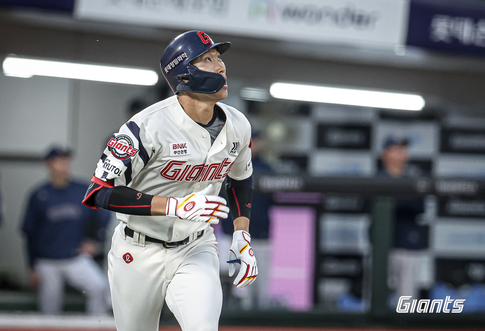 박승욱은 31일 사직구장에서 열린 '2024 신한 SOL Bank KBO 리그' NC와 주말 3연전 첫 맞대결에서 6번타자 유격수로 선발 출전. 2회말 생애 첫 그라운드 홈런을 쳐 눈길을 끌었다. 롯데 자이언츠