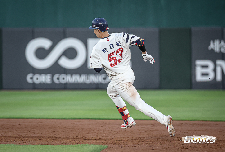 박승욱은 31일 사직구장에서 열린 '2024 신한 SOL Bank KBO 리그' NC와 주말 3연전 첫 맞대결에서 6번타자 유격수로 선발 출전. 2회말 생애 첫 그라운드 홈런을 쳐 눈길을 끌었다. 롯데 자이언츠