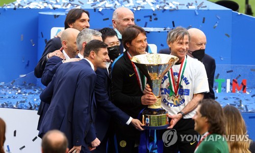 이적시장 전문 기자 파브리치오 로마노 기자에 따르면 안토니오 콘테 감독은 SSC나폴리 사령탑 부임이 유력한 상황이다. 지난 시즌 세리에A 챔피언으로 등극한 나폴리는 1년 만에 부진에 빠져 10위로 이번 시즌을 마치자 세리에A 무대에서 많은 트로피를 들어 올린 콘테 감독을 선임했다. 이때 한 매체에 따르면 콘테 감독이 수비진 보강을 위해 바이에른 뮌헨의 김민재와 PSG의 밀란 슈크리나아르 그리고 토리노의 알레산드로 부온조르노 중 최소 1명을 영입해 주길 구단에 요청한 것으로 알려졌다. 연합뉴스