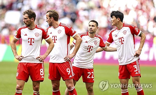 영국 매체 미러가 지난달 30일(한국시간) 뮌헨의 새 감독이 된 뱅상 콤파니 체제에서의 바이에른 뮌헨 베스트 11을 예상했다.  지난 2023-2024시즌 후반기에 주전 경쟁에서 밀려났던 김민재가 다시 주전으로 마타이스 더리흐트와 센터백 라인에 등장해 눈길을 끌었다. 연합뉴스