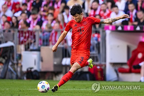 분데스리가 사무국이 1일(한국시간) 공식 홈페이지를 통해 새롭게 뮌헨 지휘봉을 잡은 콤파니 체제에서 어떻게 베스트 라인업을 꾸릴지 예상했다.   분데스리가는 지난 2023-2024시즌까지 뮌헨을 맡고 조기에 계약을 해지한 토마스 투헬 감독 시절 명단과 비교하면서 콤파니의 뮌헨을 분석했다. 김민재는 마타이스 더리흐트와 센터백 조합으로 이름을 올렸다. 연합뉴스