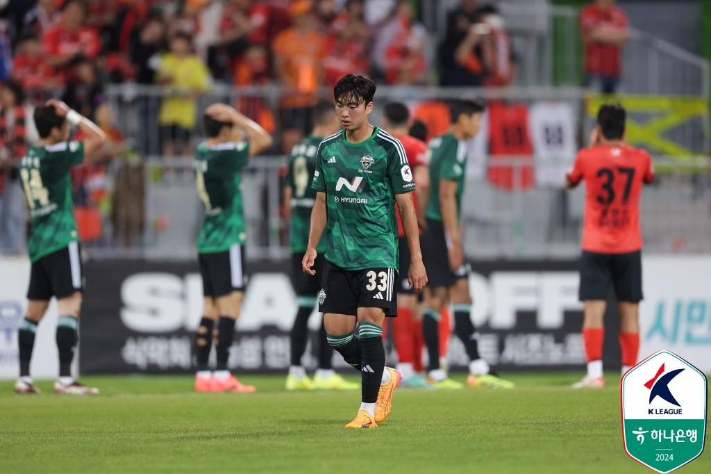 시즌 4번째 현대가 더비에서 울산HD가 전북현대를 1-0으로 꺾었다. 울산은 1일 울산 문수축구경기장에서 열린 하나은행 K리그1 2024 16라운드 맞대결서 후반 추가시간 터진 아타루의 결승포로 승점 3점을 챙겼다. 울산은 9승4무3패, 승점 31로 선두를 탈환했다. 전북은 3승5무8패, 승점 14로 리그 10위를 유지했다. 이 경기 전까지 올 시즌 3번 맞붙어 1승2무로 전북에 한 번도 지지 않았던 울산은 무패 기록을 5경기로 늘렸다. 또한 지난 시즌부터 전북전 홈 5연승을 내달렸다. 한국프로축구연맹 제공