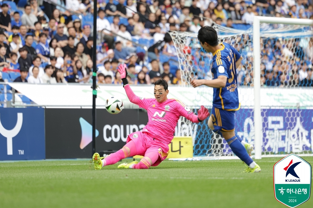 시즌 4번째 현대가 더비에서 울산HD가 전북현대를 1-0으로 꺾었다. 울산은 1일 울산 문수축구경기장에서 열린 하나은행 K리그1 2024 16라운드 맞대결서 후반 추가시간 터진 아타루의 결승포로 승점 3점을 챙겼다. 울산은 9승4무3패, 승점 31로 선두를 탈환했다. 전북은 3승5무8패, 승점 14로 리그 10위를 유지했다. 이 경기 전까지 올 시즌 3번 맞붙어 1승2무로 전북에 한 번도 지지 않았던 울산은 무패 기록을 5경기로 늘렸다. 또한 지난 시즌부터 전북전 홈 5연승을 내달렸다. 한국프로축구연맹 제공