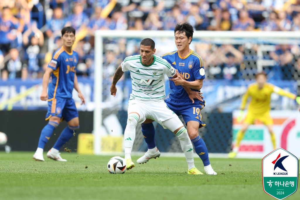 시즌 4번째 현대가 더비에서 울산HD가 전북현대를 1-0으로 꺾었다. 울산은 1일 울산 문수축구경기장에서 열린 하나은행 K리그1 2024 16라운드 맞대결서 후반 추가시간 터진 아타루의 결승포로 승점 3점을 챙겼다. 울산은 9승4무3패, 승점 31로 선두를 탈환했다. 전북은 3승5무8패, 승점 14로 리그 10위를 유지했다. 이 경기 전까지 올 시즌 3번 맞붙어 1승2무로 전북에 한 번도 지지 않았던 울산은 무패 기록을 5경기로 늘렸다. 또한 지난 시즌부터 전북전 홈 5연승을 내달렸다. 한국프로축구연맹 제공