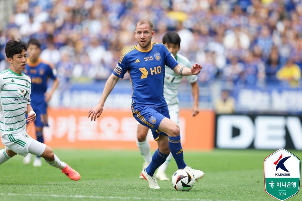 시즌 4번째 현대가 더비에서 울산HD가 전북현대를 1-0으로 꺾었다. 울산은 1일 울산 문수축구경기장에서 열린 하나은행 K리그1 2024 16라운드 맞대결서 후반 추가시간 터진 아타루의 결승포로 승점 3점을 챙겼다. 울산은 9승4무3패, 승점 31로 선두를 탈환했다. 전북은 3승5무8패, 승점 14로 리그 10위를 유지했다. 이 경기 전까지 올 시즌 3번 맞붙어 1승2무로 전북에 한 번도 지지 않았던 울산은 무패 기록을 5경기로 늘렸다. 또한 지난 시즌부터 전북전 홈 5연승을 내달렸다. 한국프로축구연맹 제공