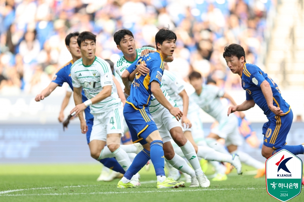 시즌 4번째 현대가 더비에서 울산HD가 전북현대를 1-0으로 꺾었다. 울산은 1일 울산 문수축구경기장에서 열린 하나은행 K리그1 2024 16라운드 맞대결서 후반 추가시간 터진 아타루의 결승포로 승점 3점을 챙겼다. 울산은 9승4무3패, 승점 31로 선두를 탈환했다. 전북은 3승5무8패, 승점 14로 리그 10위를 유지했다. 이 경기 전까지 올 시즌 3번 맞붙어 1승2무로 전북에 한 번도 지지 않았던 울산은 무패 기록을 5경기로 늘렸다. 또한 지난 시즌부터 전북전 홈 5연승을 내달렸다. 한국프로축구연맹 제공