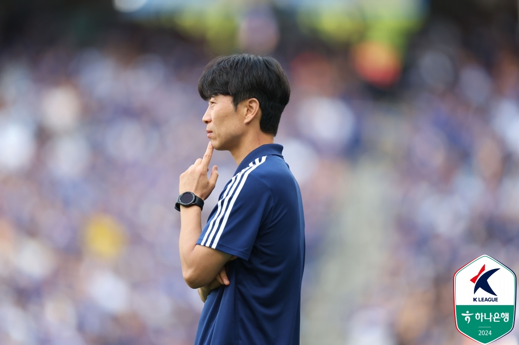 시즌 4번째 현대가 더비에서 울산HD가 전북현대를 1-0으로 꺾었다. 울산은 1일 울산 문수축구경기장에서 열린 하나은행 K리그1 2024 16라운드 맞대결서 후반 추가시간 터진 아타루의 결승포로 승점 3점을 챙겼다. 울산은 9승4무3패, 승점 31로 선두를 탈환했다. 전북은 3승5무8패, 승점 14로 리그 10위를 유지했다. 이 경기 전까지 올 시즌 3번 맞붙어 1승2무로 전북에 한 번도 지지 않았던 울산은 무패 기록을 5경기로 늘렸다. 또한 지난 시즌부터 전북전 홈 5연승을 내달렸다. 한국프로축구연맹 제공