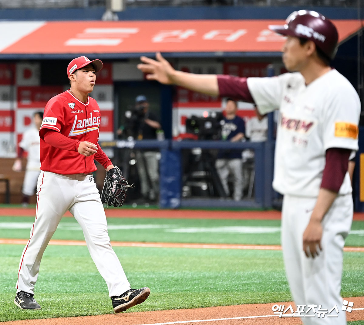 SSG 대체 외국인 투수 시라카와 케이쇼가 1일 서울 구로구 고척 스카이돔에서 열린 '2024 신한 SOL Bank KBO리그' 키움 히어로즈와의 원정 경기에서 숨을 고르고 있다. 일본 독립리그 출신 시라카와는 이날 5이닝 무실점을 기록하며 KBO리그 데뷔전에서 감격의 데뷔승을 거뒀다. 고척, 김한준 기자