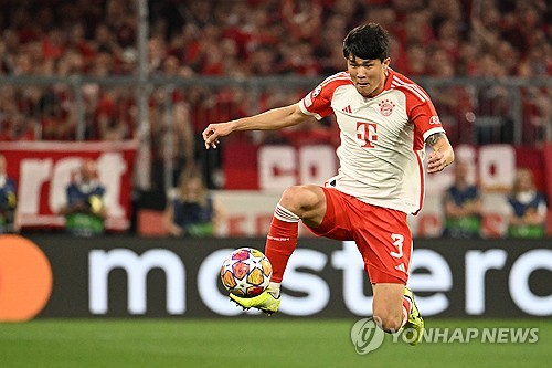 바이에른 뮌헨 소식을 주로 전하는 독일 매체 FCB인사이드는 22일(한국시간) 뱅상 콤파니  감독 밑에서 새로운 출발을 하고 있는 김민재가 바이에른 뮌헨 훈련에서 인상적인 모습을 보였다고 보도했다. 현재 뮌헨 선수들은 새로운 사령탑 콤파니 감독 밑에서 여름 프리시즌 훈련을 소화 중이다. 이때 독일 현지 매체에 의하면 김민재는 훈련 초반부터 좋은 모습을 보이면서 콤파니 감독으로부터 칭찬을 받았다. 지난 시즌 후반기에 주전 경쟁에서 밀리며 혹평을 받았던 김민재가 새 감독에게 눈도장을 찍으면서 다음 시즌 주전 경쟁에 청신호를 켰다. 연합뉴스