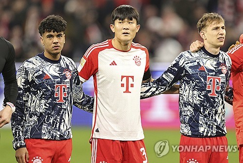 독일 분데스리가 사무국은 1일(한국시간) 공식 채널을 통해 뱅상 콤파니 신임 감독이 부임한 바이에른 뮌헨의 다음 시즌 선발 명단을 예상했다. 토마스 투헬 전 감독 체제에서 주전으로 기용됐던 선수들이 대다수 이름을 올린 가운데, 수비라인에 에릭 다이어가 아닌 김민재가 포함돼 눈길을 끌었다. 투헬 감독 아래에서 벤치에 앉는 시간이 길었던 김민재는 다음 시즌 콤파니 감독 아래에서 주전으로 기용될 것으로 예상되고 있다. 사진 연합뉴스