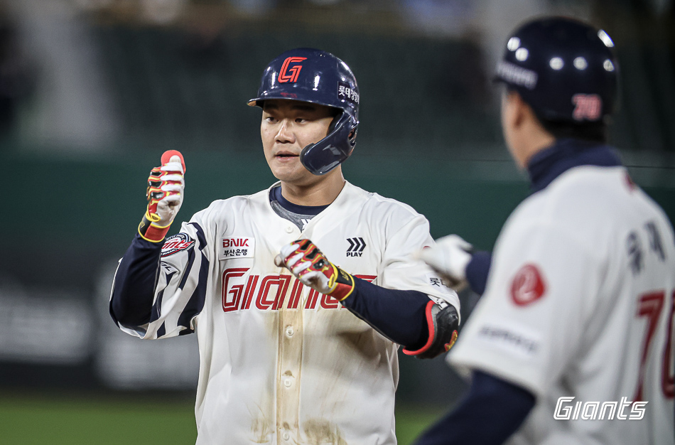 손호영은 2일 사직구장에서 열릴 '2024 신한 SOL Bank KBO 리그' NC와 주말 3연전 마지막 경기를 앞두고 1군 엔트리에 합류했다. 곧바로 5번타자 3루수로 선발 출전한다. 롯데 자이언츠