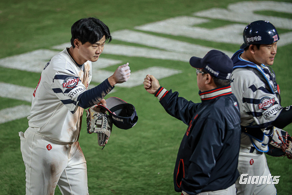 손호영은 2일 사직구장에서 열릴 '2024 신한 SOL Bank KBO 리그' NC와 주말 3연전 마지막 경기를 앞두고 1군 엔트리에 합류했다. 곧바로 5번타자 3루수로 선발 출전한다. 롯데 자이언츠