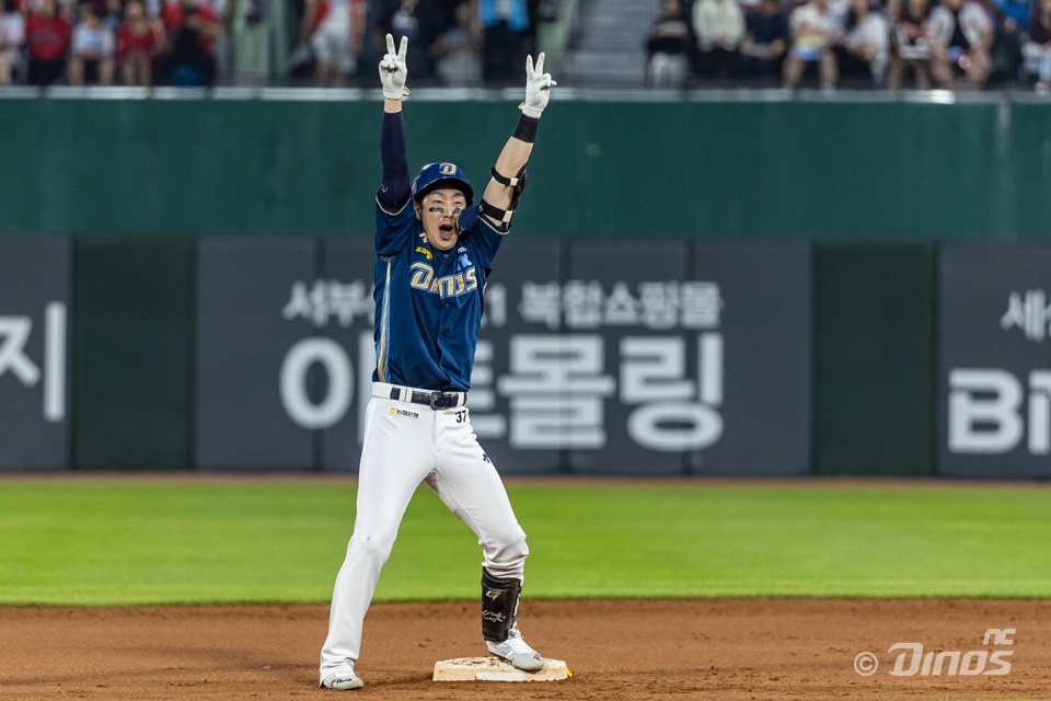 박건우는 1일 사직구장에서 열린 '2024 신한 SOL Bank KBO 리그' 롯데와 주말 3연전 두 번째 경기에서 3번 지명타자로 선발 출전. 8회초 동점 적시타를 쳐 팀 승리에 힘을 보탰다. NC 다이노스