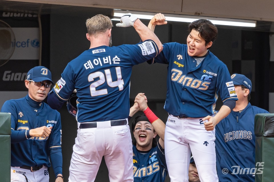 NC는 1일 사직구장에서 열린 '2024 신한 SOL Bank KBO 리그' 롯데와 주말 3연전 두 번째 경기에서 4-2로 승리했다. 승리 열망이 넘쳤던 팀은 하나로 똘똘 뭉쳐 기나긴 8연패 늪을 벗어났다. NC 다이노스